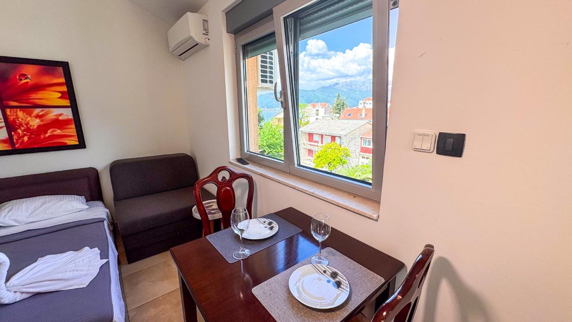 Qumi Apartments Tivat Exterior foto